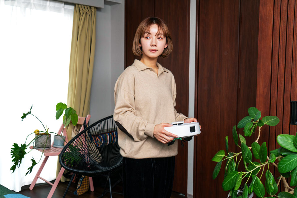 「想像以上に軽くて小さくて驚きました。“ミニ”という名前に偽りなしですね」（とみいさん）