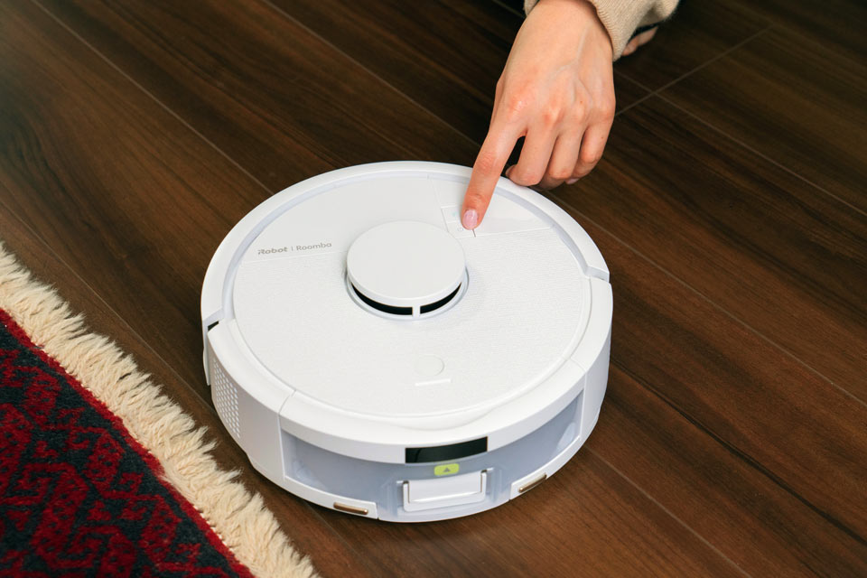 掃除したい部屋に持って行ってスイッチを入れるだけの簡単操作。もちろんアプリからも操作可能