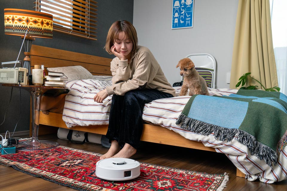 「使い始めの頃は珍しくて、ルンバが仕事している姿を目で追ってしまいました。それはちゃちゃまるも同じだったみたい（笑）」（とみいさん）