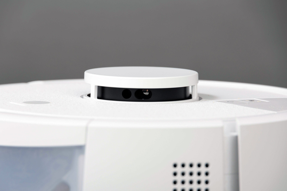 本体上部に設置されている「ClearView LiDAR」は、レーザーを発して壁や家具の位置などを把握する