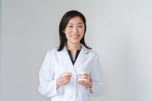 矯正中の歯磨きにジェットウォッシャーは必要？歯科医師が解説する磨き残しを防ぐセルフケア