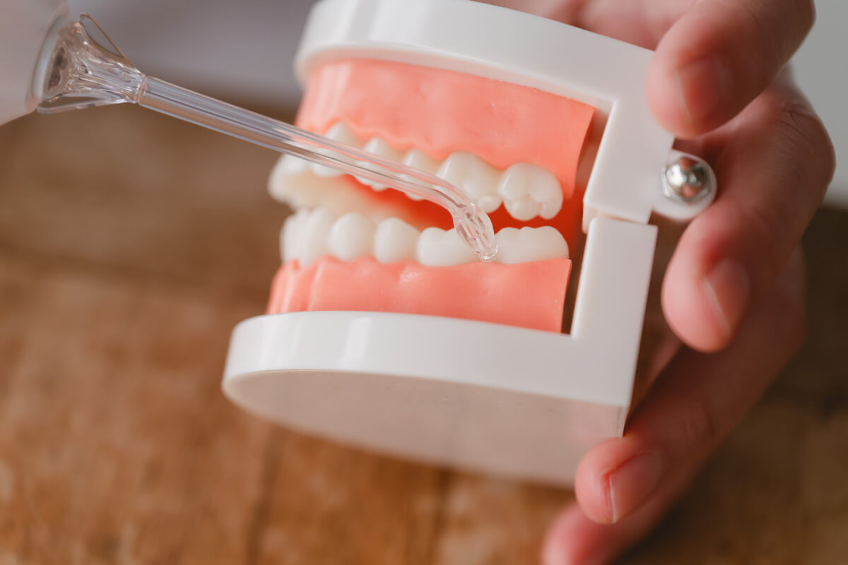 スタートしたら歯の表面に対してノズルを垂直に当てながら、歯と歯ぐきの境目をなぞるようにゆっくり動かします