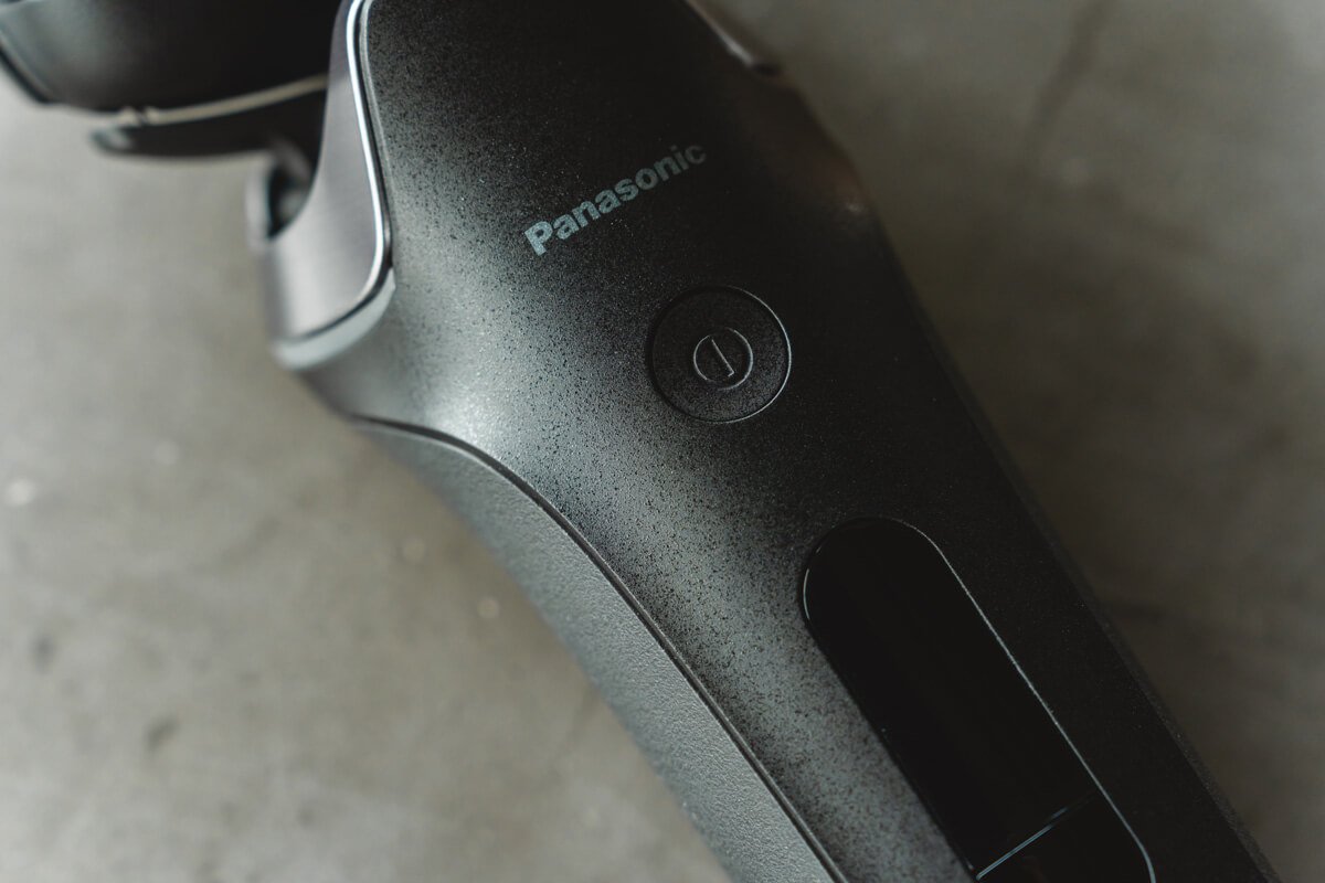 さらに、ES-L690Uは外装にも違いがあり、一眼レフカメラなどにも使われる、わずかに粒々感のある「プロット塗装」が施されています。