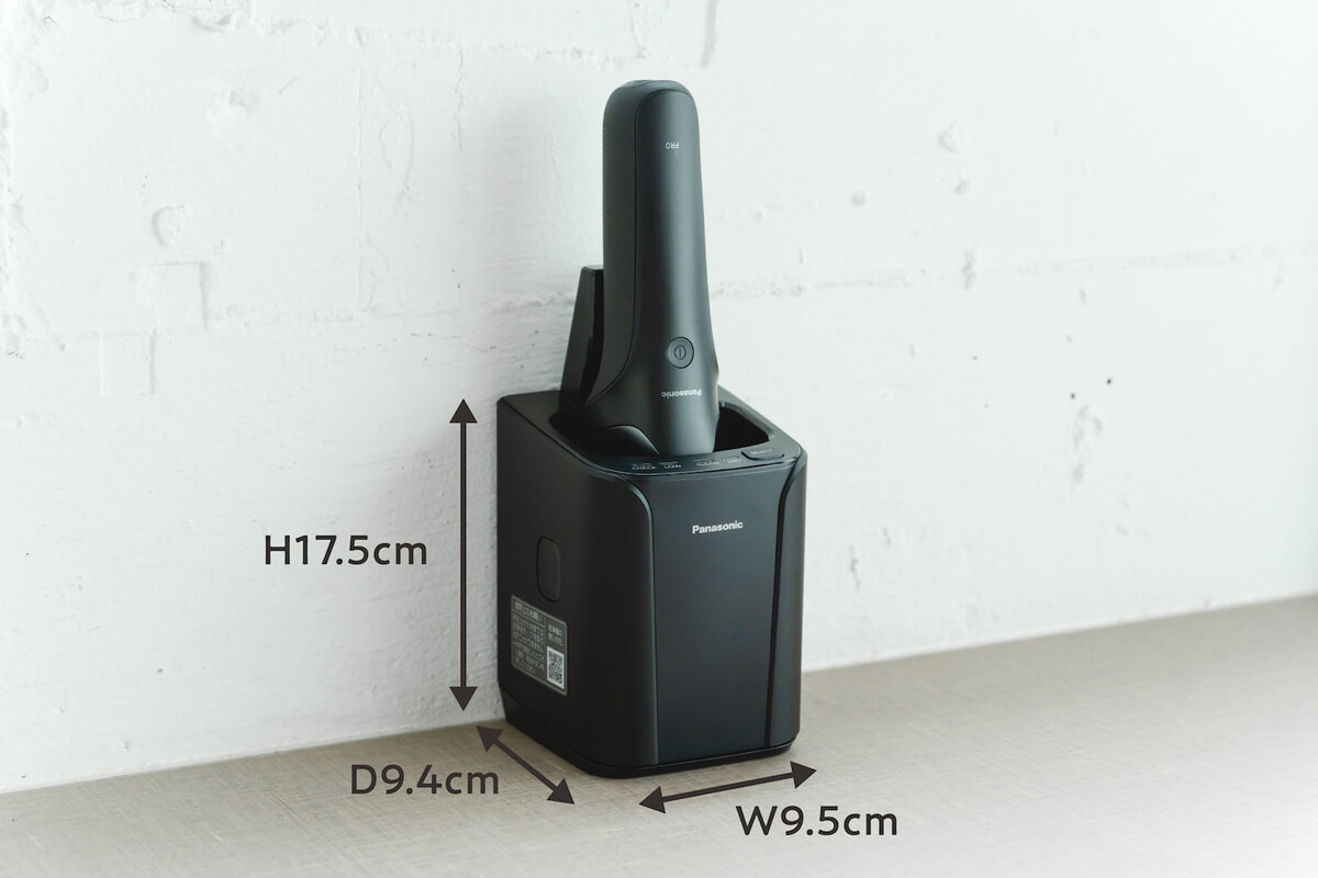 使い終わったシェーバーをスタンドにカチャッとセットしてボタンを押せば、洗浄から乾燥、充電まですべて全自動でお任せ。