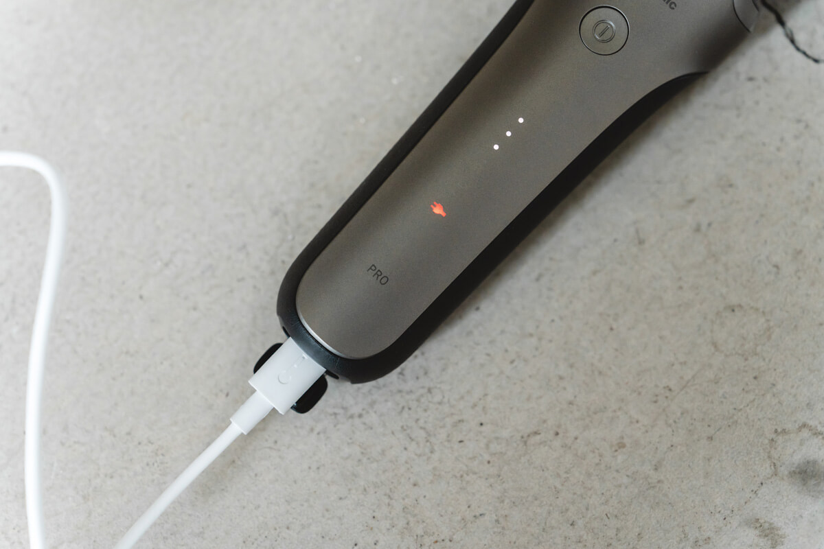 「全自動洗浄充電器」がなくてもUSB充電［Type-C］での充電に対応しているため、ケーブルを底部に挿すだけで簡単に充電することが可能。外出先での使い勝手も抜群です。