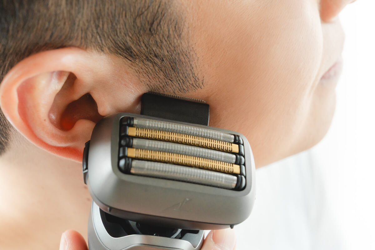 背面トリマーは、もみあげなど細かい部分のお手入れはもちろん、ヒゲのデザインラインを整えるときにも非常に使いやすくて便利です。