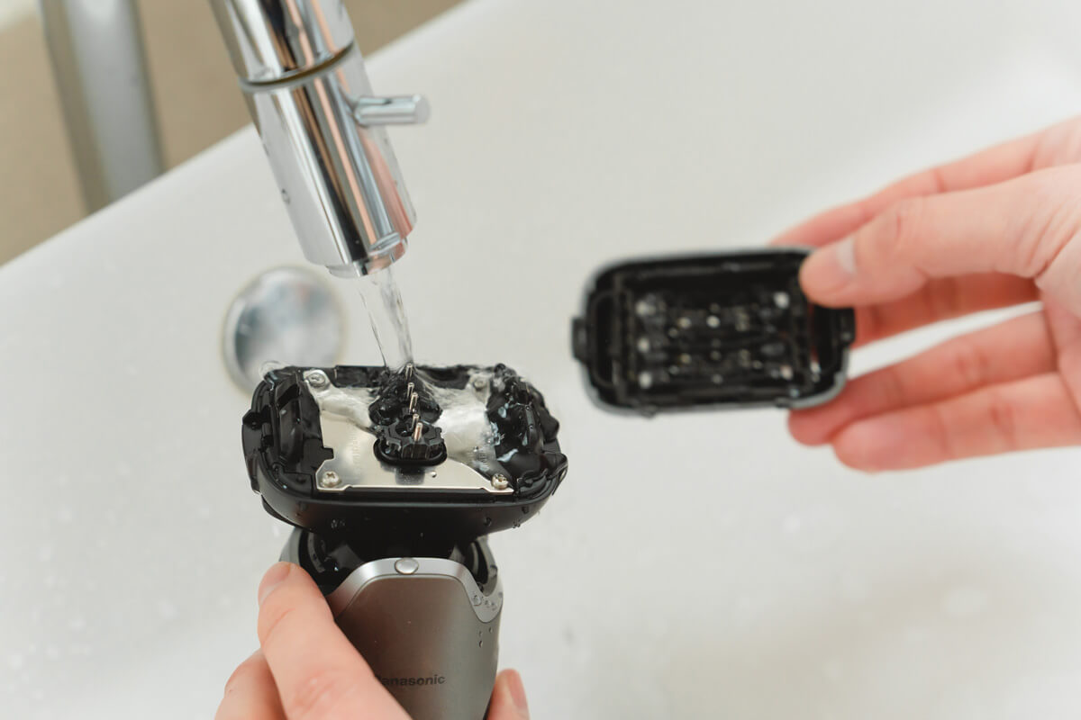 毎日使っていると、どうしても皮脂や角質が刃に溜まり、それが雑菌の繁殖や肌荒れの原因になってしまいます。