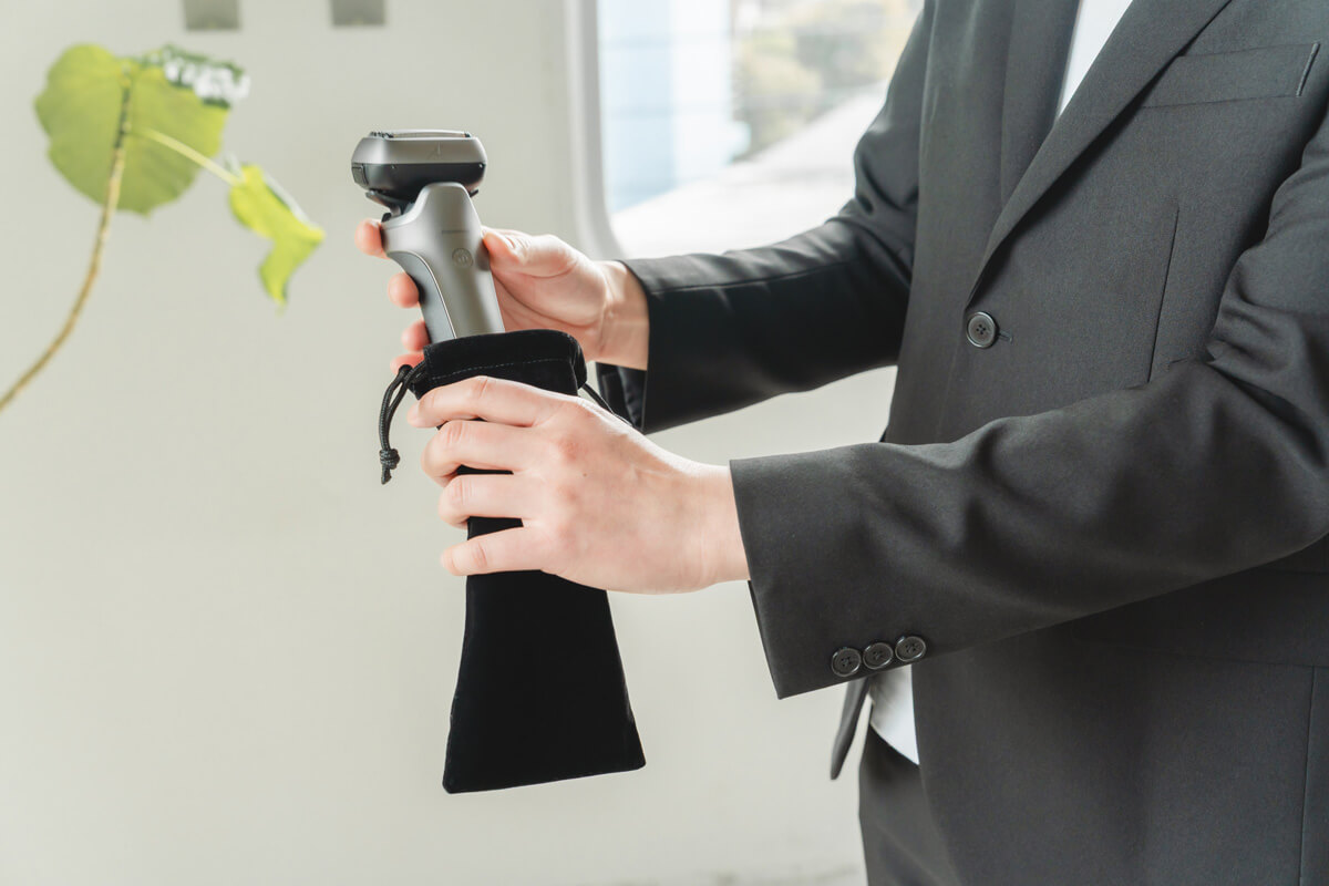 スリムで軽量なので、旅行カバンに入れる際もスマート。