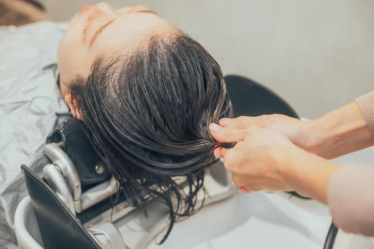 ツヤ感やまとまりを目指すなら、トリートメント後のすすぎがカギに