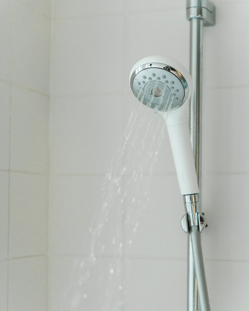 「プレシャンプーモード」で予洗いを行うことで、空気を巻き込んだ力強いジェット水流が、重なり合う髪をかき分けて頭皮までダイレクトに届きます。