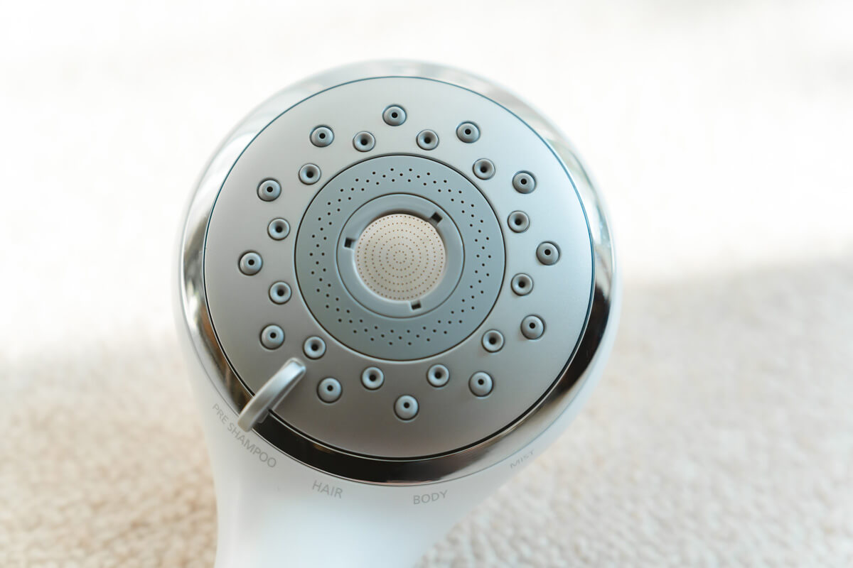 シャワーヘッドを変えるだけで、プレシャンプーモードやヘアケアモードなど、レバー一つで部位に合わせた水流で髪をケアすることができるのが、ファインベール最大の特徴です。