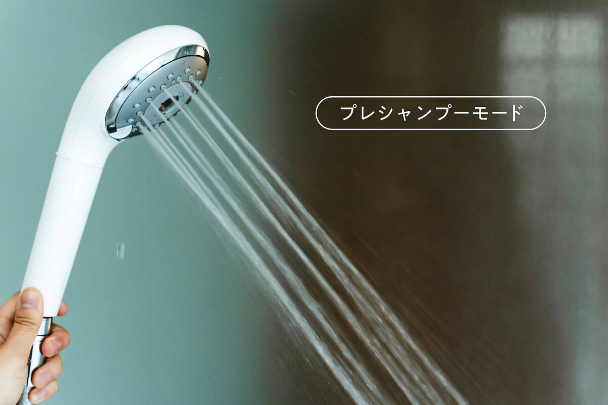 予洗い｜ブラシを通すような水流で髪をかき分けて頭皮までアプローチ