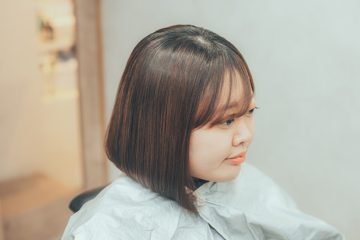 ドライヤーを使うときには髪流れを意識して、根元→中間→毛先の順に風を当てるのがおすすめです。