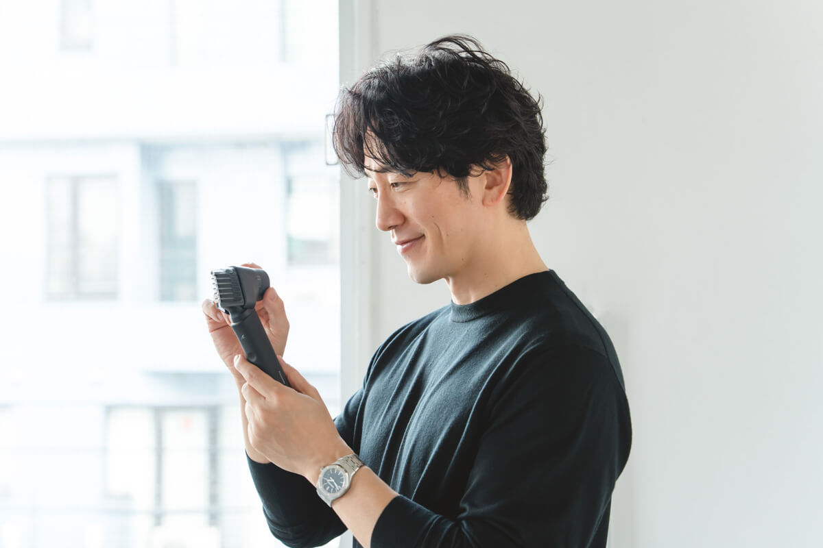 ボディトリマーを手にする櫻井さん