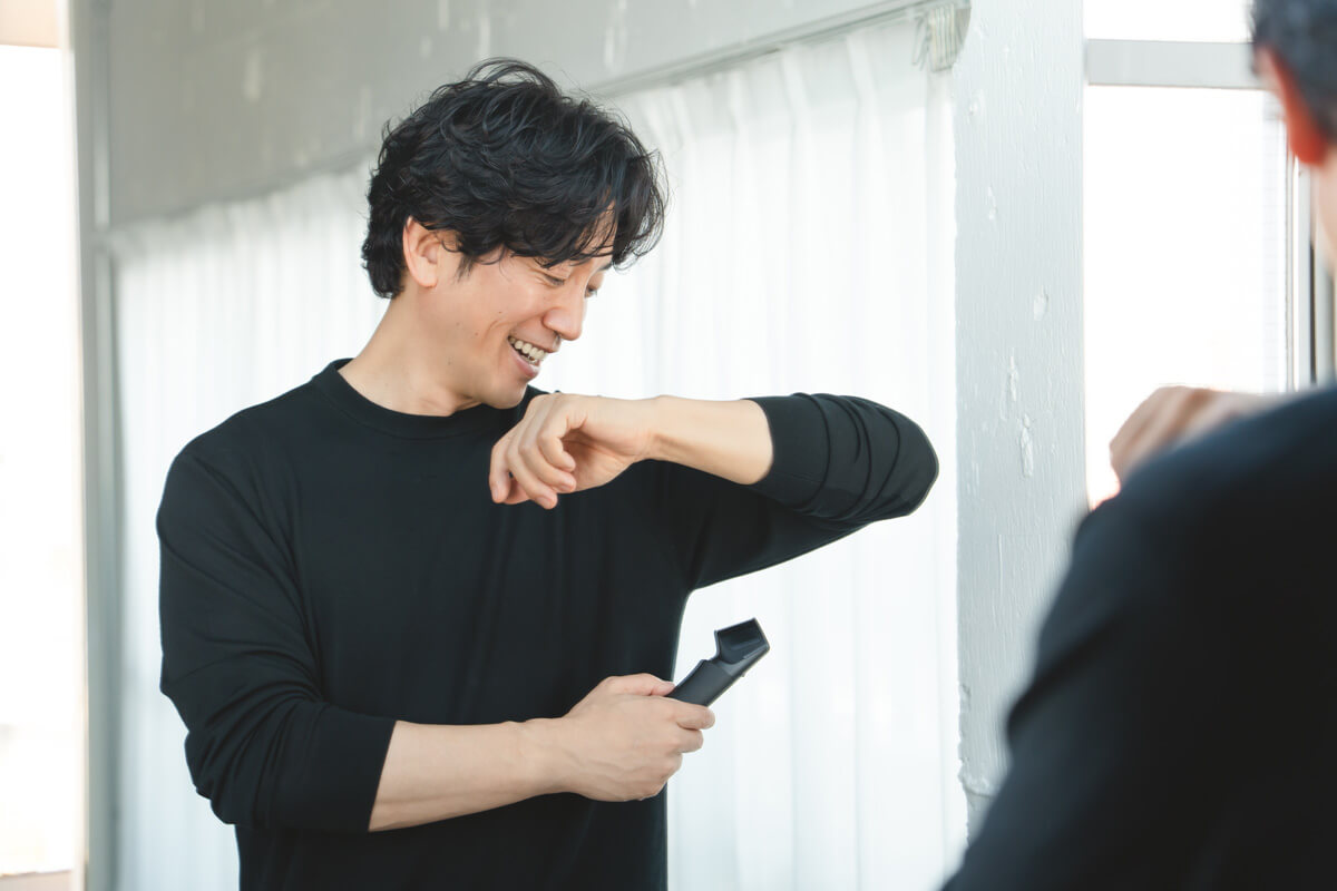 脇毛のケアをしようとしている櫻井さん