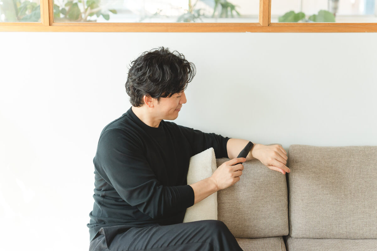 ボディトリマーを腕に当てる櫻井さん