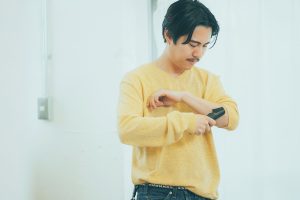 男性の腕毛は剃らないほうがいい？セルフ処理で清潔感を出すケア方法を紹介