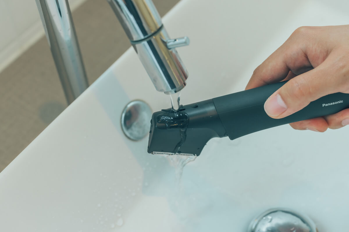 室内で体毛の処理をすると、どうしても床に毛が落ちてしまってその後の掃除が面倒なんですよね。