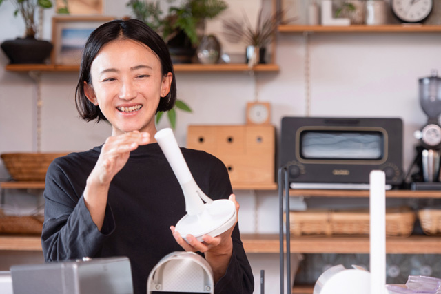 曲線のあるナチュラルなデザインがキッチンになじみやすい。カラーも白と黒の2色を展開