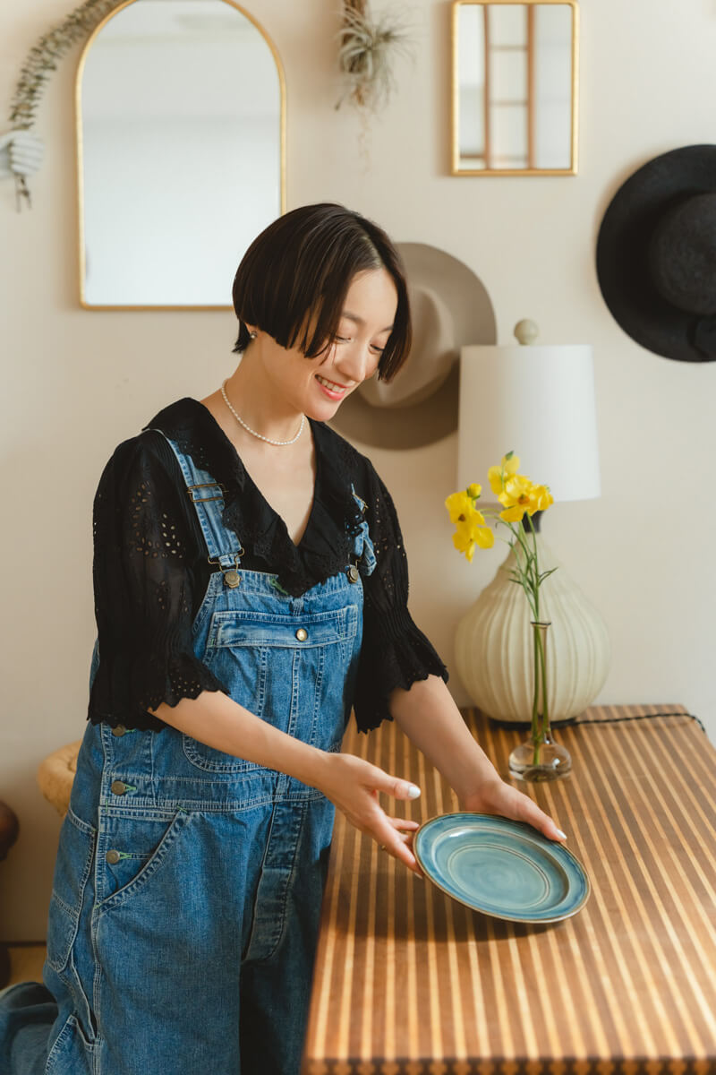 愛おしそうに器を手に取る高山さん