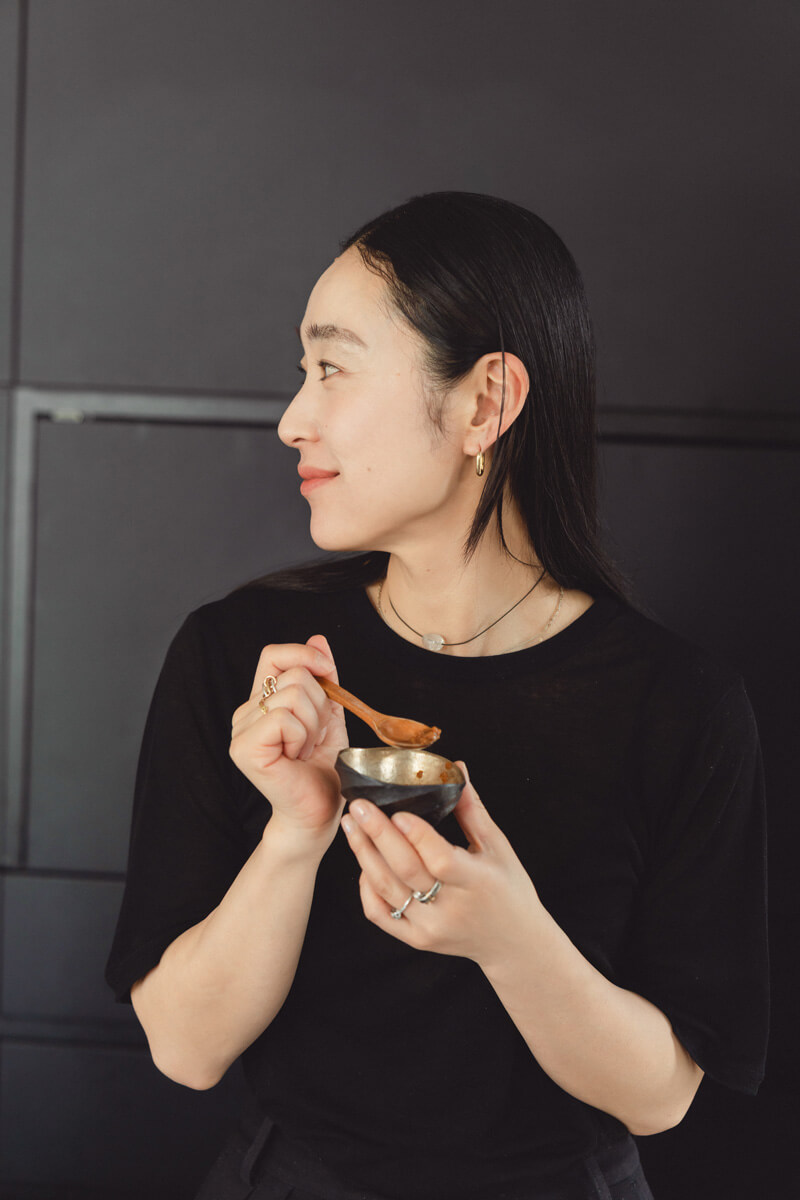 調味料が持つ本来の味を確かめるため、味見をすることも