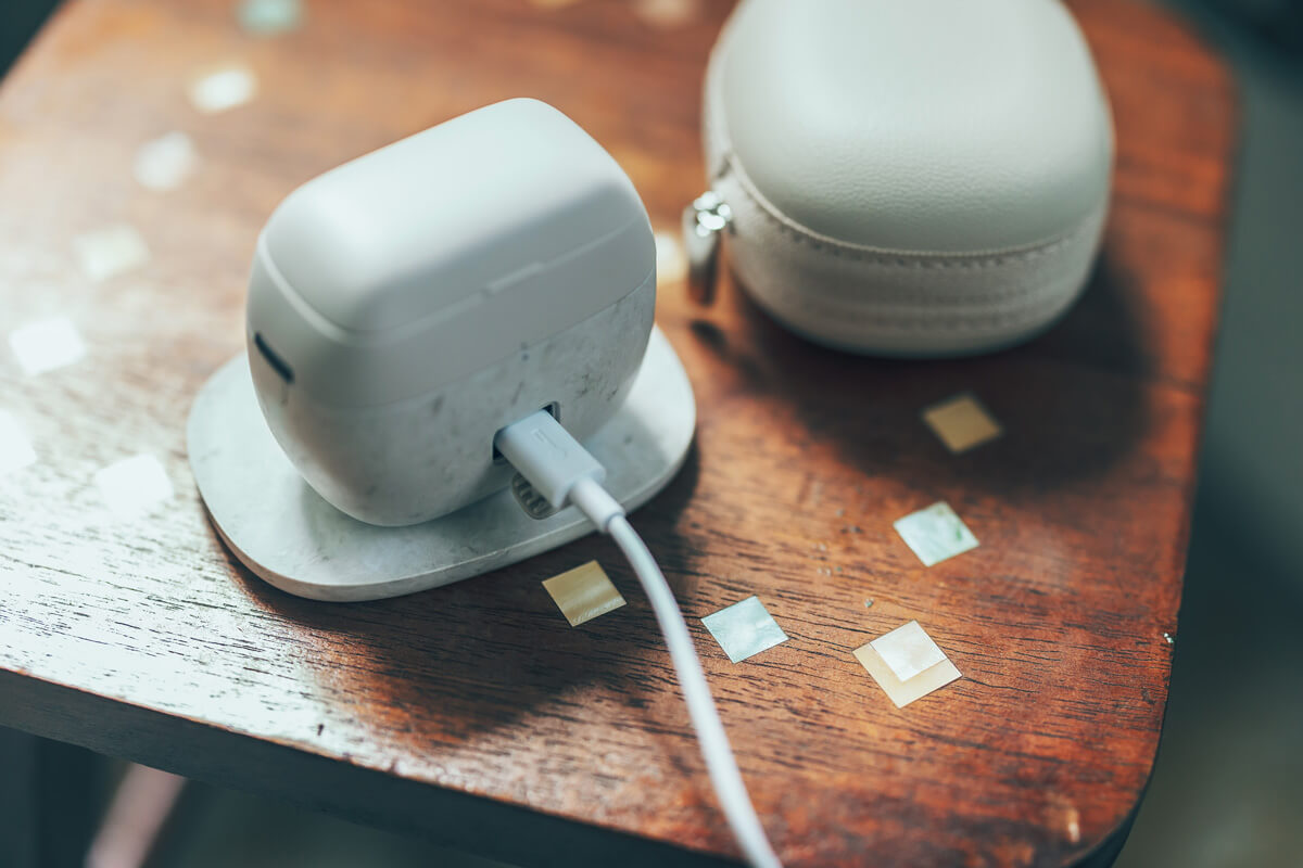 バッテリーのもちがいいので、1〜2日の出張なら、出先で充電する必要がなく、ケーブルを忘れたとしても何とかなる安心感が助かりますね。