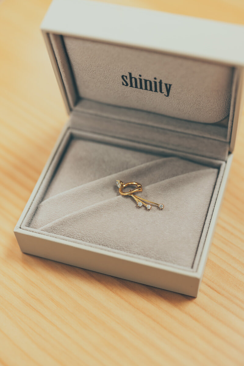 渋谷のデパートで、特にブランドは意識せずに選んだというイヤカフ。ケースには「shinity」のロゴが。流れ星の尾のように繊細に輝くダイヤが印象的