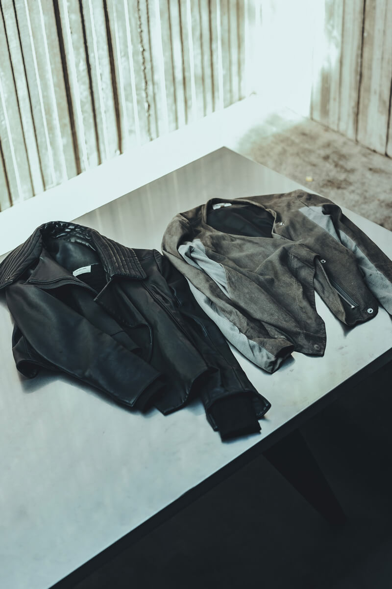 20年近く愛用しているHelmut Langのグレーのスエードのジャケットと黒のライダース。ケアを続ければ劣化せず、着る人の体温や動きを記憶して身体へなじむ