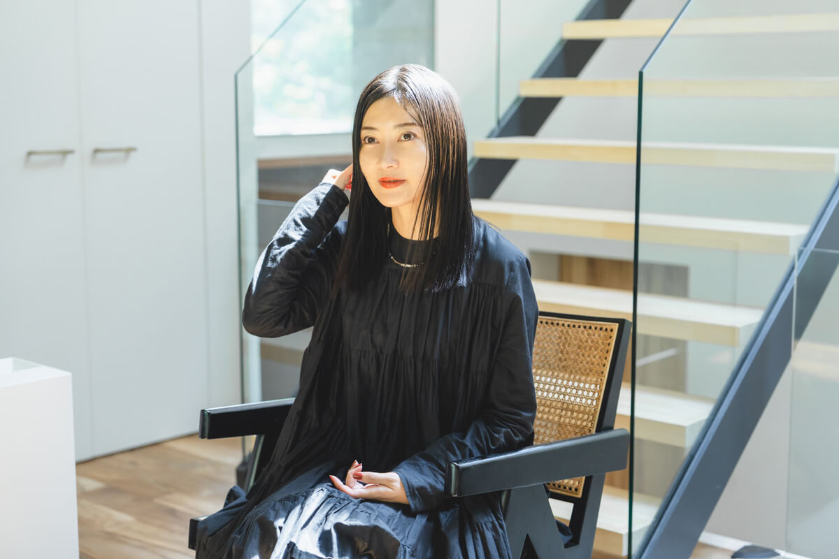 ファッションや、さまざまなプロダクトのデザイナーをしながら、猫と暮らしている酒井さん