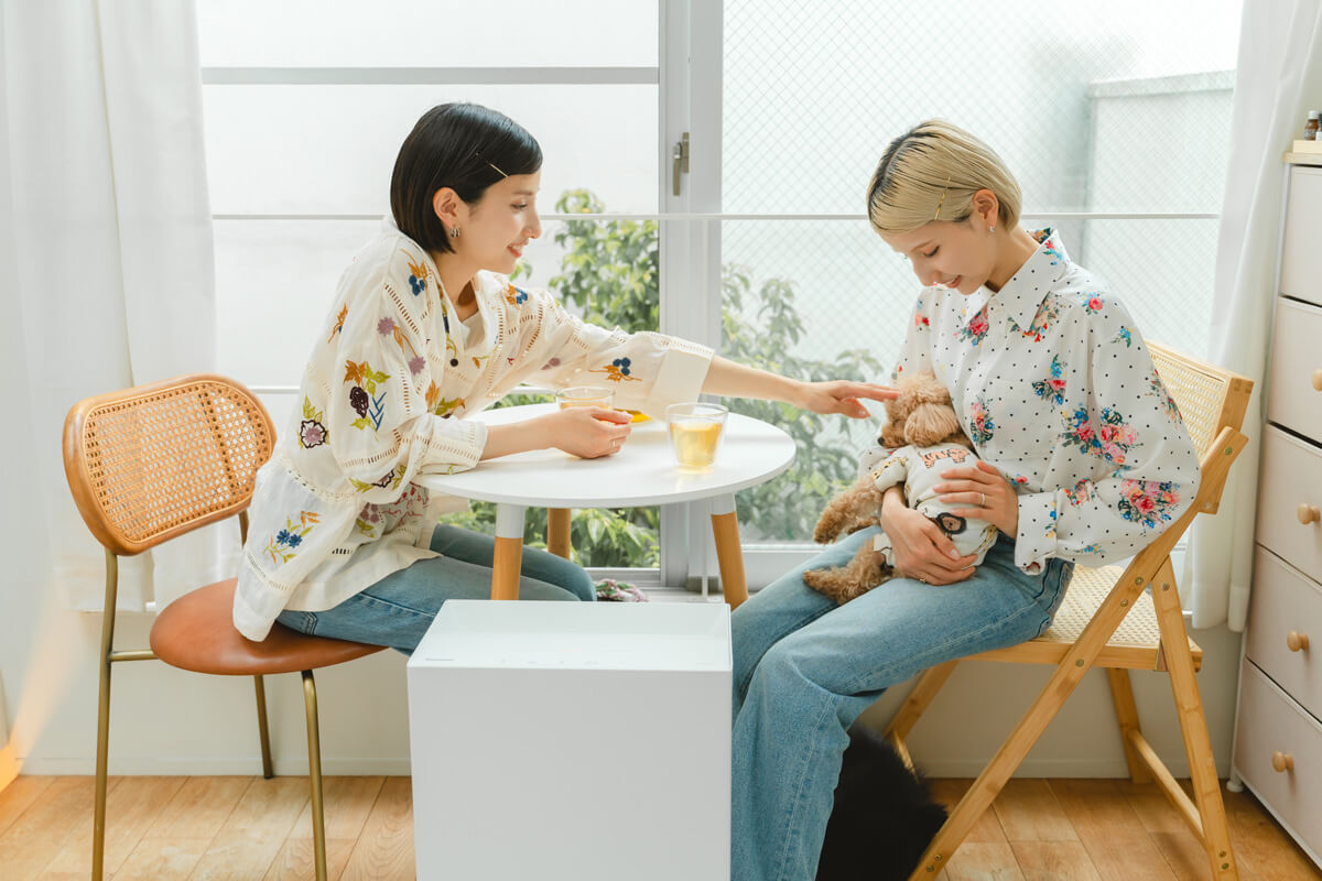 ペットにとっての居心地の良さにも、家族にとっての続けやすさにも配慮された設計で、本体に設置しておける塩タブレットと、毎日のタンクへの水の入れ替えだけで、気軽にニオイ対策ができます。