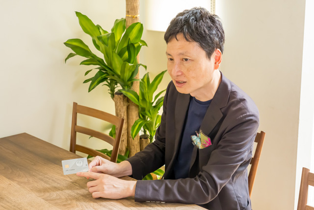 「普通カードは、年会費とマイル還元のバランスがよく、ふだんの買い物でしっかりマイルをためることができます」と菊地さん
