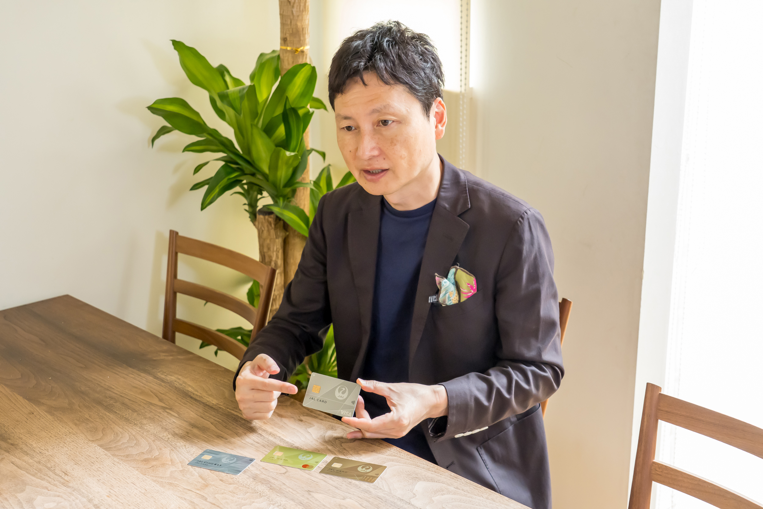 「基本的には普通カードがおすすめですが、出張などで飛行機をよく利用する場合は、CLUB-AカードやCLUB-Aゴールドカードも選択肢に入ります」と菊地さん