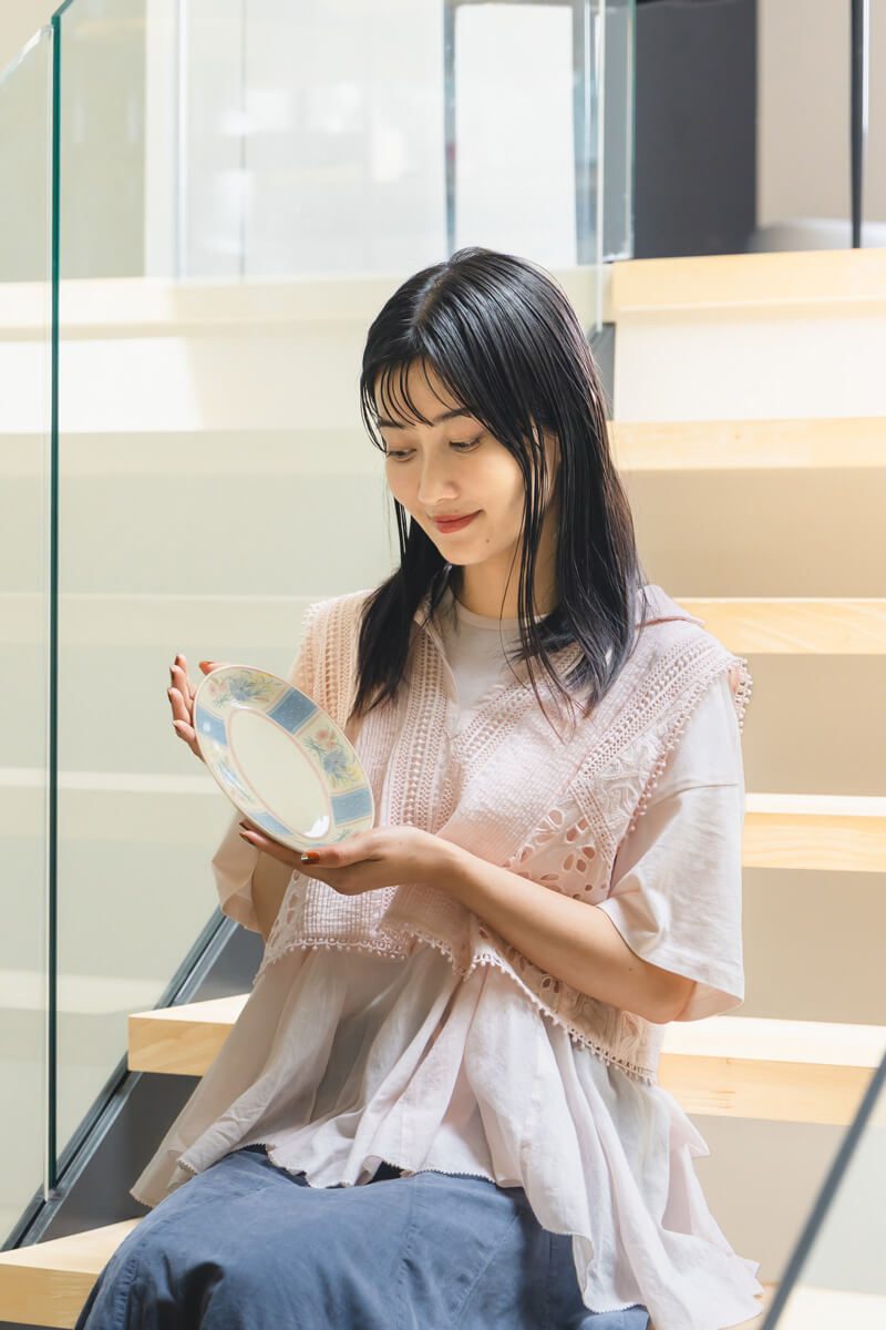 器を愛おしそうに眺める酒井さん