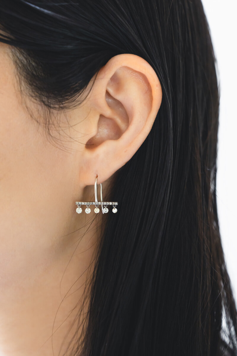 季節を問わず、耳元を華やかに彩るピアス