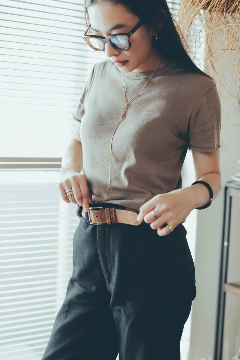 シンプルな服装でも、このベルトをすることでガラリと印象が変わる
