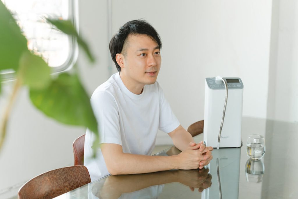 アルカリイオン水を飲んではいけない人とは？注意点や正しい飲み方をアクアソムリエが解説