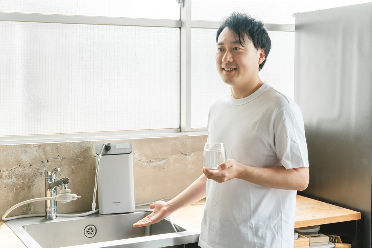 「お薬は浄水での服用がおすすめです。乳幼児が飲むミルクづくりのときも、浄水を使用しましょう。ただ、TK-AS47には浄水を使用できる機能が搭載されているので、これ一台でシーンに合わせた使い方ができるのが便利ですね。ボタンひとつで『浄水』と『アルカリイオン水』を切り替えられるのは、非常に使い勝手が良いです」