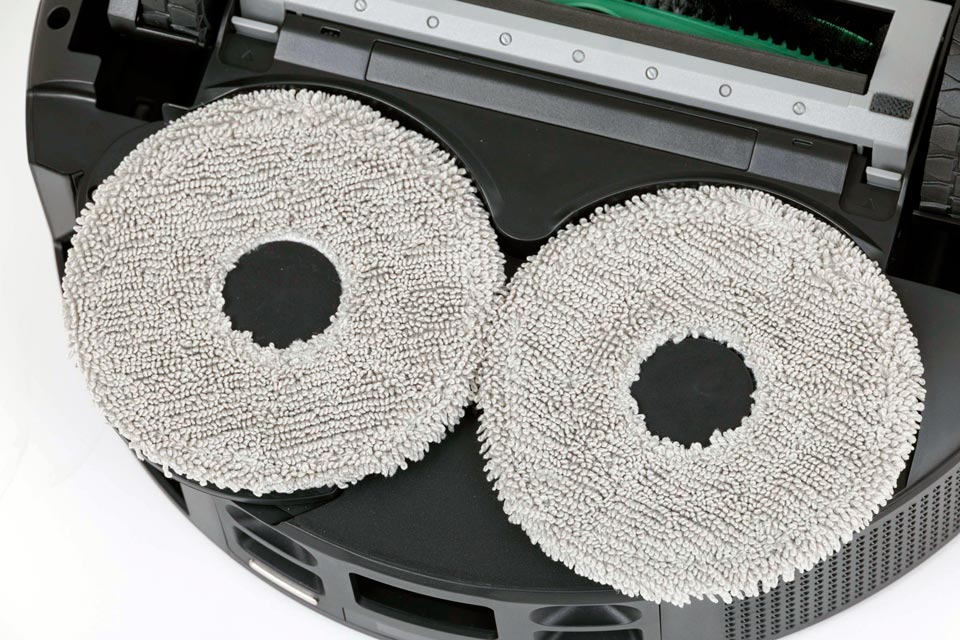 2つの円形のモップパッドが高速回転しながら床を水拭きする