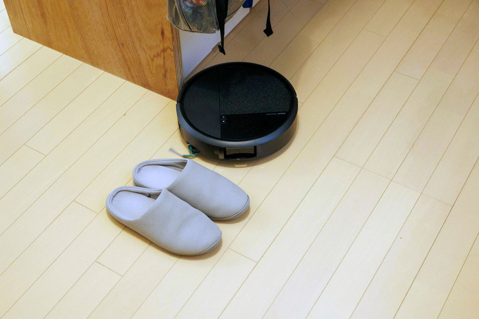 前面のセンサーが障害物を感知し、避けて（※）走行してくれる