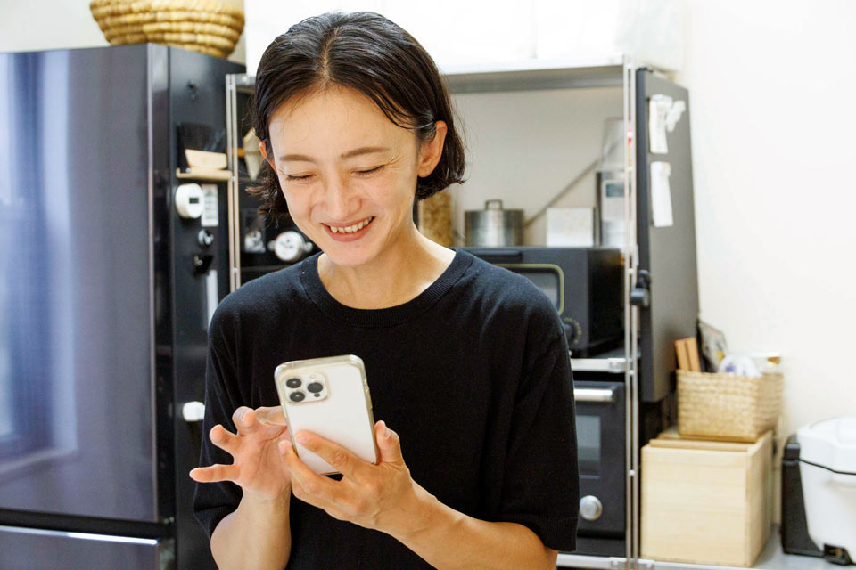 「使い慣れた自分のスマホで操作できるのはいいですね」（本多さん）