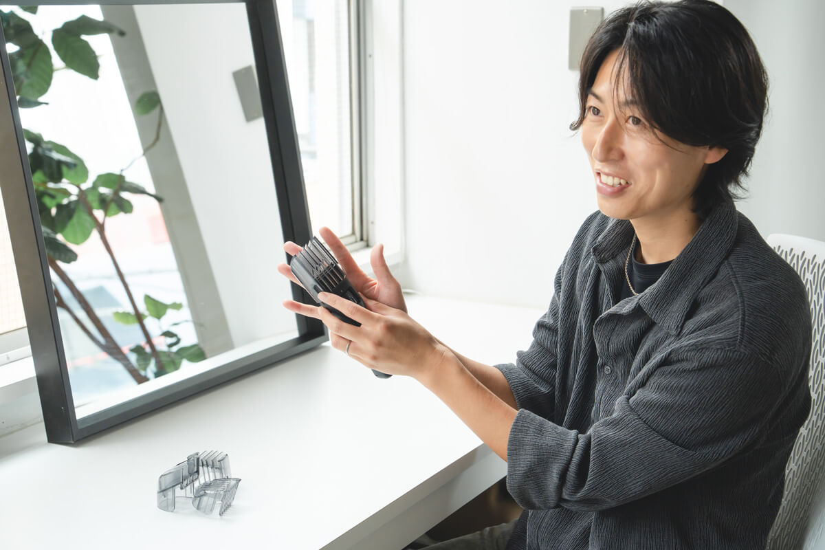 ER-GS7Aを手に持つ藤原さん