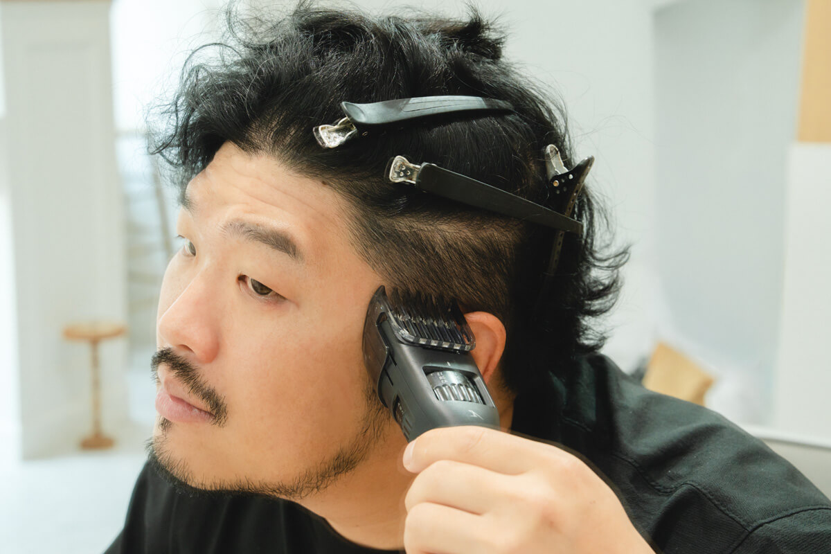 『頭皮とアタッチメントの面がピッタリ密着するよう』に、ペタッと沿わせる