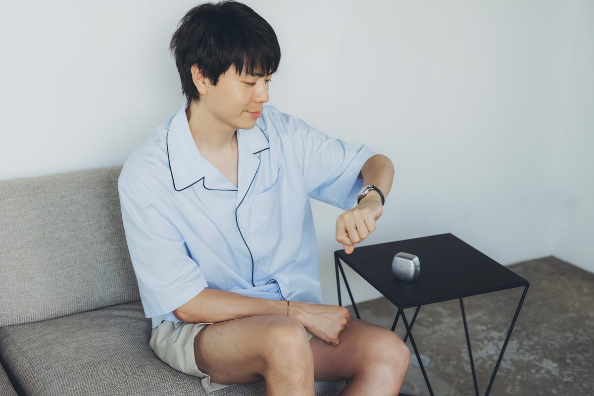 「ふだんは逃してしまいがちな細いヒゲも、ES-P690Uだと一回のストロークでしっかりと剃りきれる感触がありました。無駄なストロークが減るので、時間がない朝には本当に助かりますね」