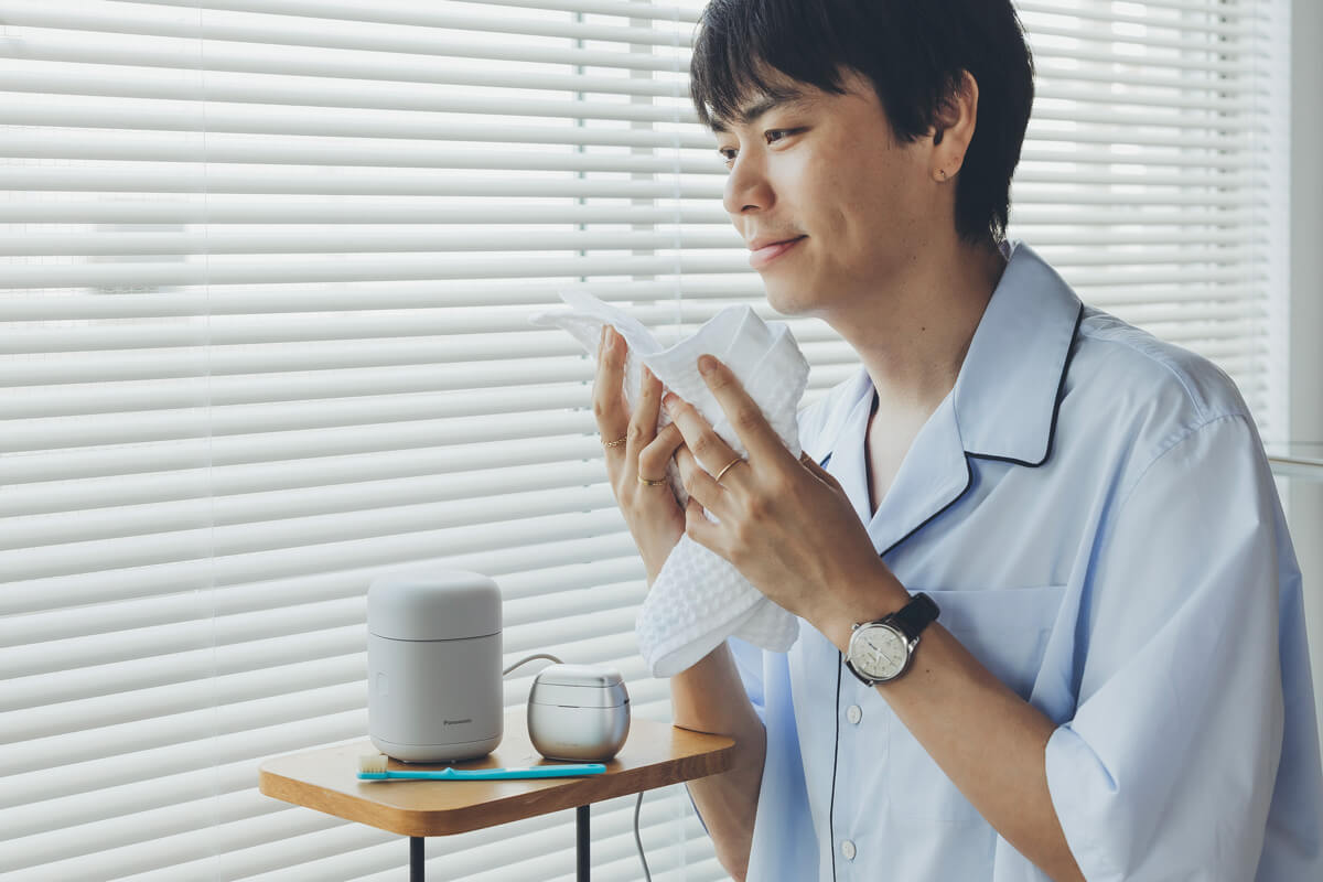 毎日使うものだからこそ、手に収まる感触やふたのマグネットの開閉など、人間の動作や五感に配慮して作られている