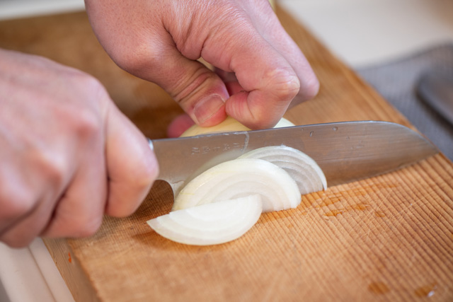 三徳包丁は、刃全体がまな板に当たりやすく、玉ねぎなどの野菜も切り残しが出にくい
