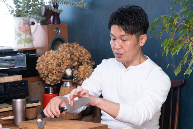 「キッチンの広さや使っているまな板の大きさに合うサイズが使いやすいと思います。また、小さめのものは手の小さな人にも扱いやすいですよ」（荒井さん）