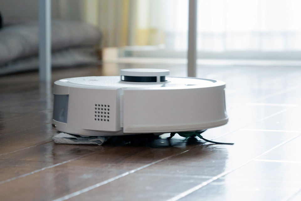 「最近は拭き掃除機能を備えたロボット掃除機が増えています」（藤原さん）