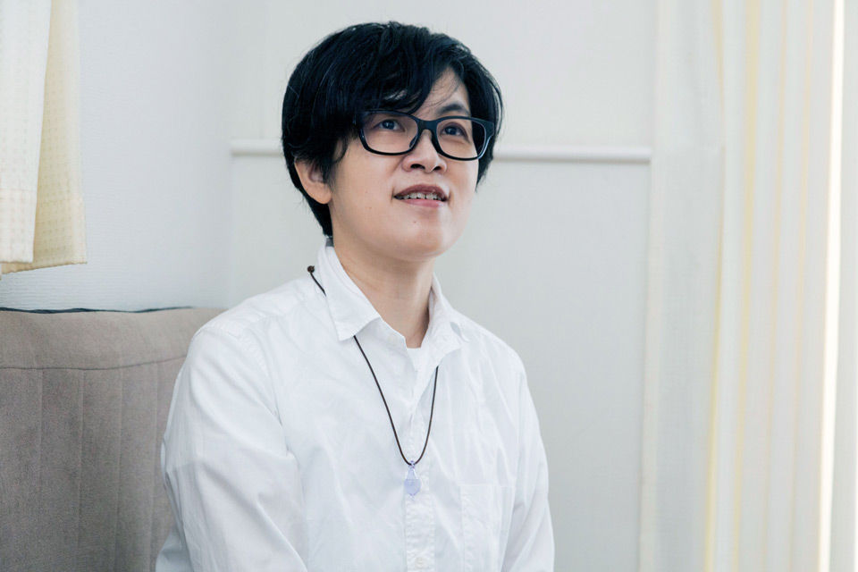 「洗剤を試すときは、部屋の隅や家具の下など、ふだん目に入らない場所を選ぶと安心です。色落ちや変色がないか確認してから、掃除したい範囲に使いましょう」（藤原さん）