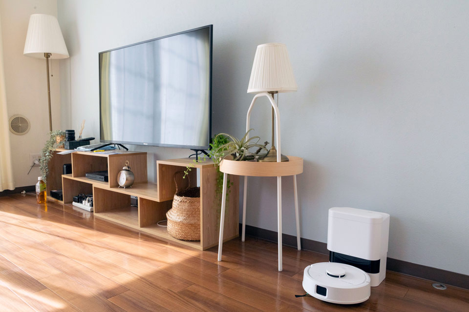 日本の住宅環境を意識して開発されたルンバ ミニ。本体や充電ステーションがコンパクトで、部屋に置いても圧迫感なく収まる
