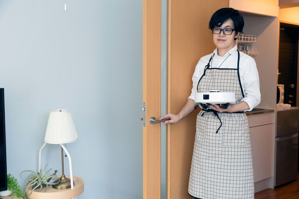 片手でも持てる重さだから部屋間の行き来、階の移動も楽々。「使いたい部屋に持って行ってスイッチを入れるだけで掃除ができます。わかりやすくていいですね」（藤原さん）